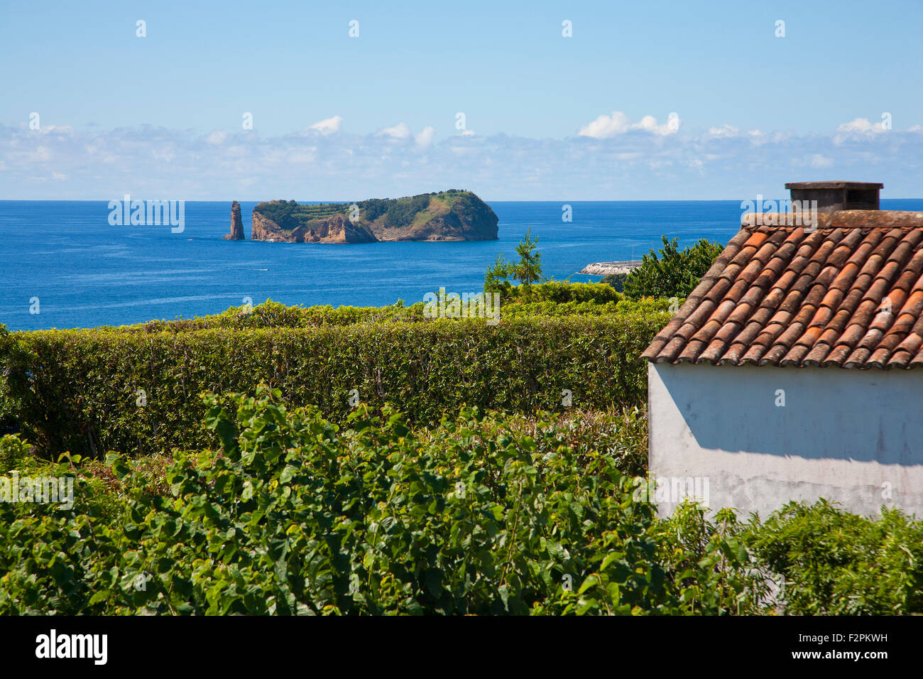 Die kleine Insel von Vila Franca Do Campo, vor der Küste von Sao Miguel Insel, Azoren, Portugal. Stockfoto