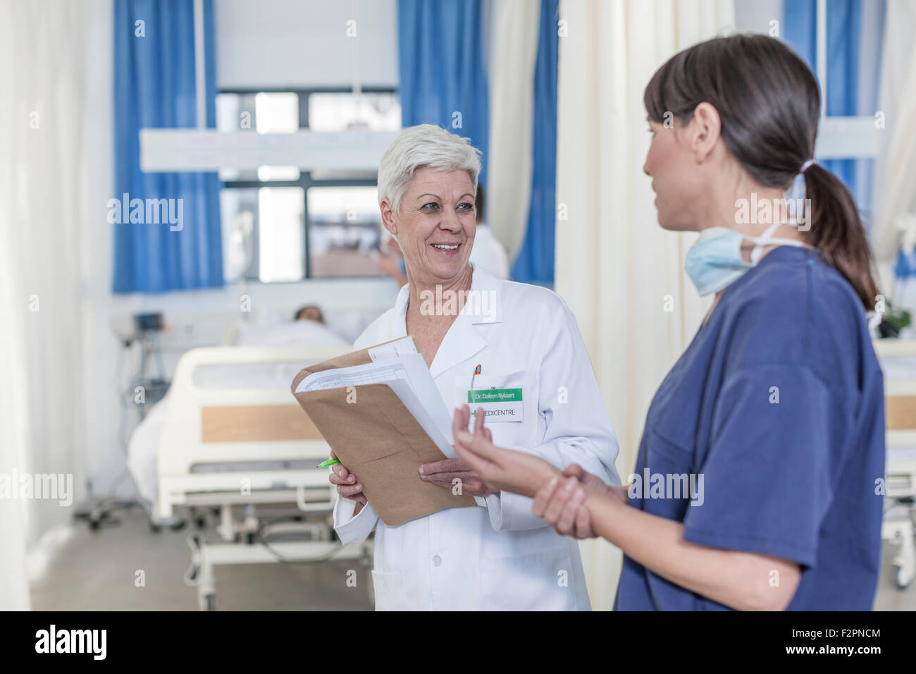 Zwei weibliche Madics, reden im Krankenhaus Stockfoto