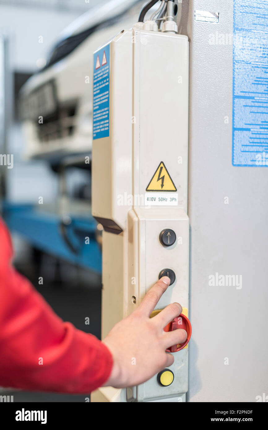Kfz-Mechaniker bei der Arbeit in der Werkstatt Stockfoto