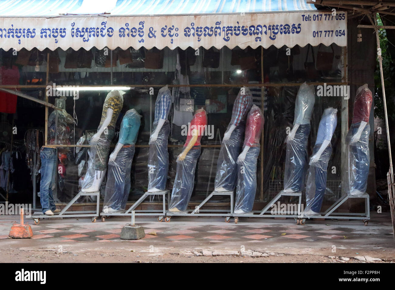 Schaufensterpuppen Tuch Shop ungerade anzeigen Shops Mode Stockfoto