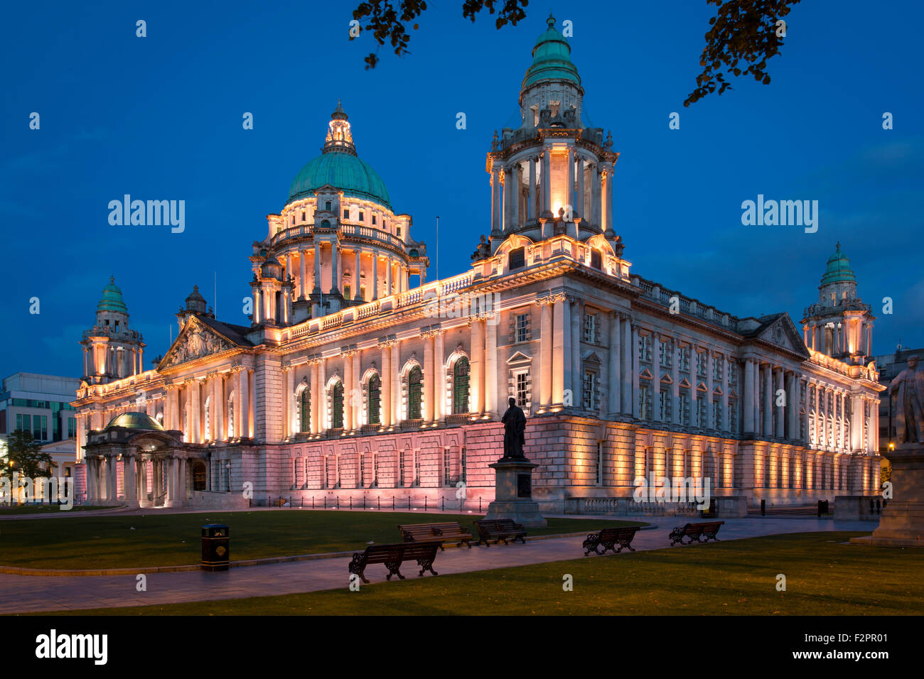 Dämmerung über Belfast City Hall Gebäude, Belfast, Nordirland, Vereinigtes Königreich Stockfoto