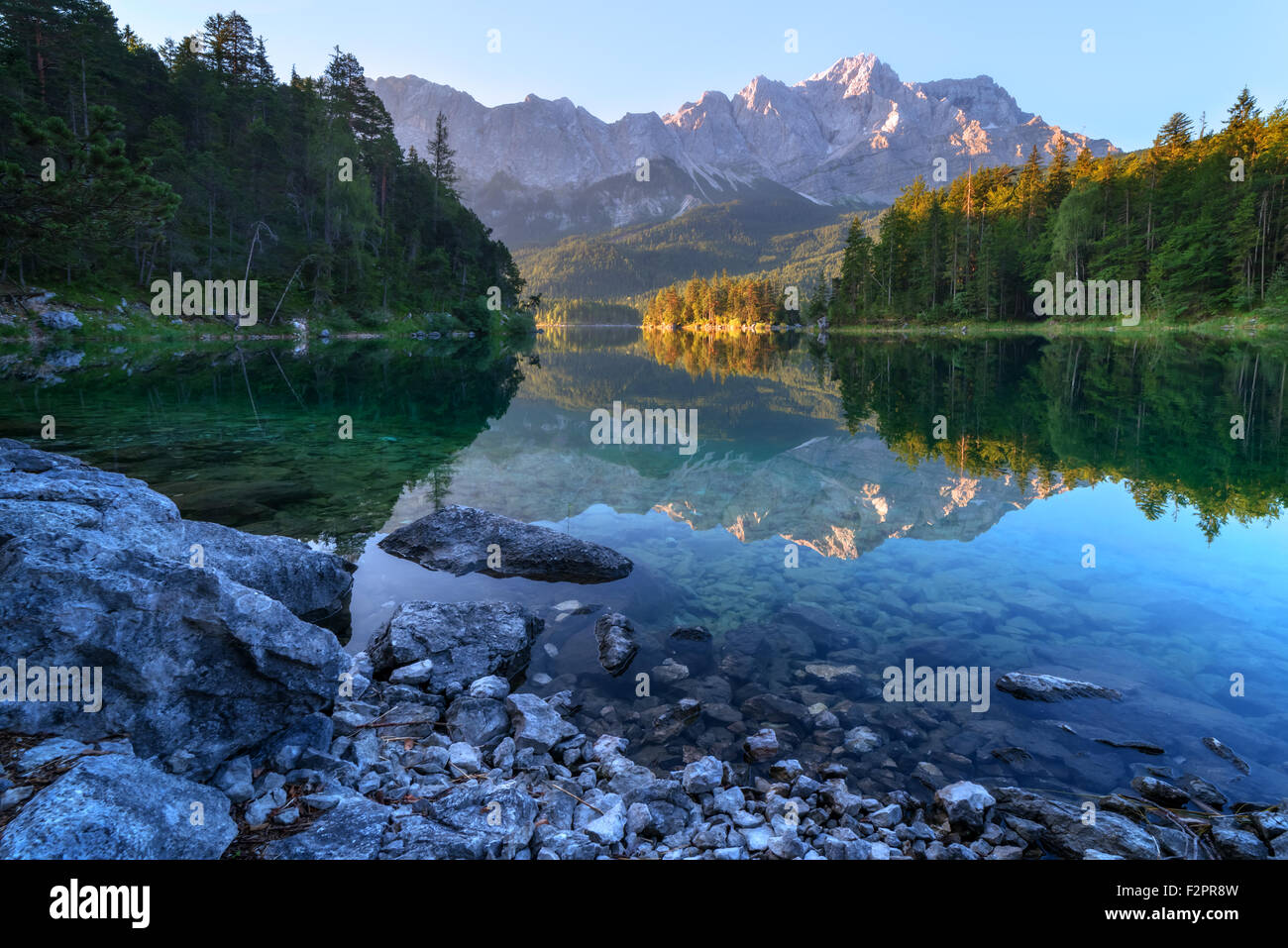 Fantastischen Sonnenuntergang am Berg See Eibsee, befindet sich in Bayern, Deutschland. Dramatische ungewöhnliche Szene. Alpen, Europa. Stockfoto