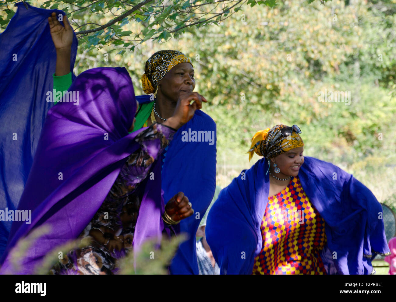 Somalische Bantu Frau tanzt am Erntedankfest feiern, neue Gloucester Maine Stockfoto