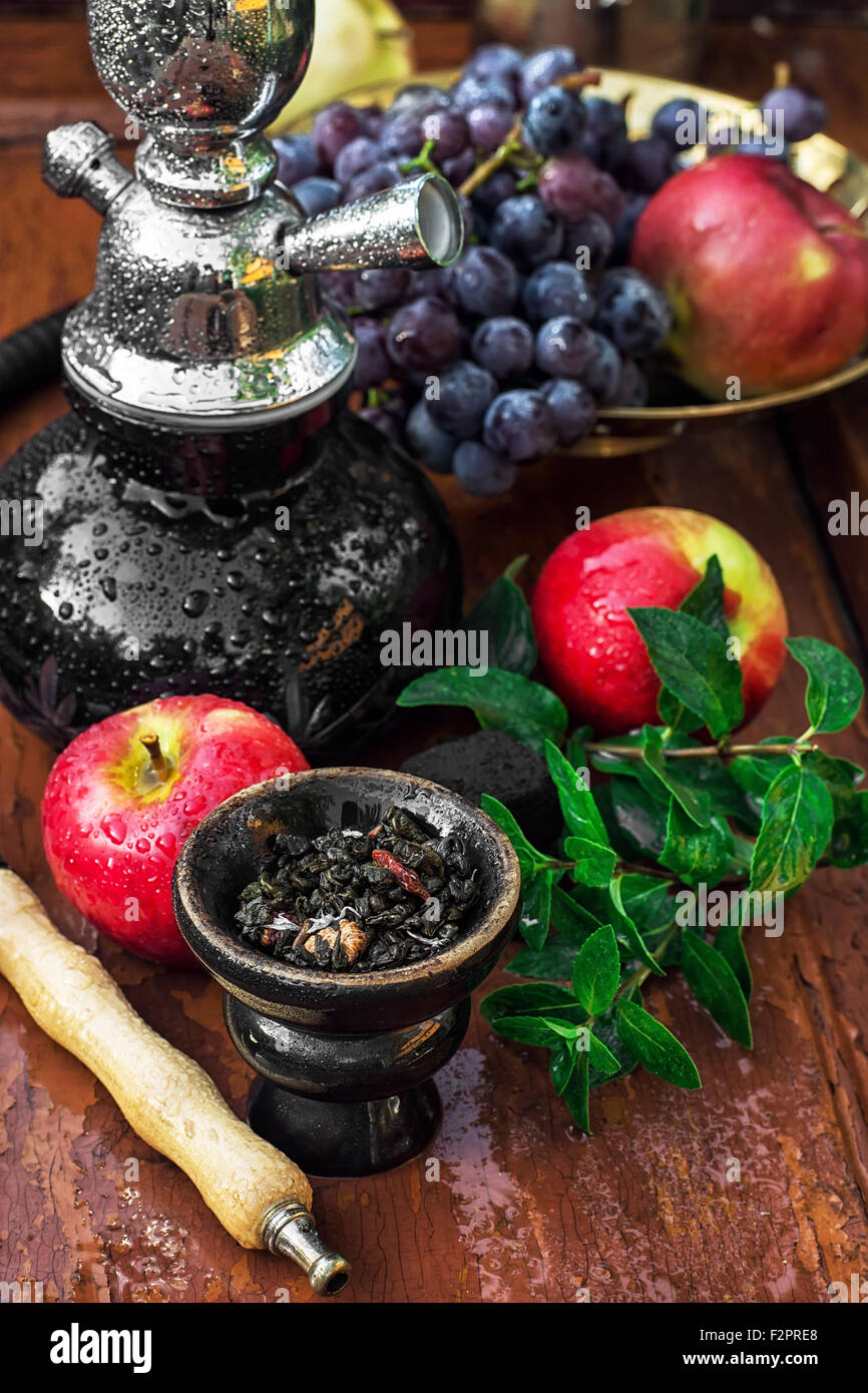 Wasserpfeife mit Fruchtgeschmack auf Holztisch im Vintage-Stil Stockfoto