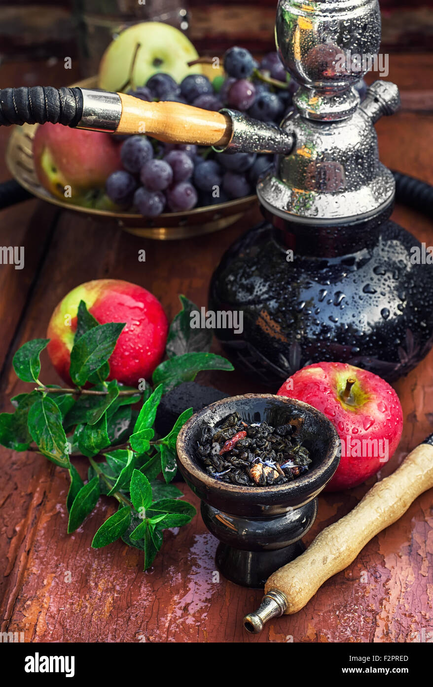 Wasserpfeife mit Fruchtgeschmack auf Holztisch im Vintage-Stil Stockfoto