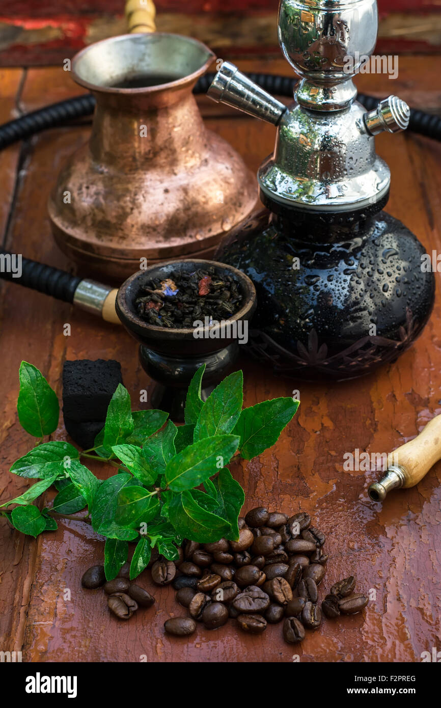 Wasserpfeife mit Fruchtgeschmack auf Holztisch im Vintage-Stil Stockfoto