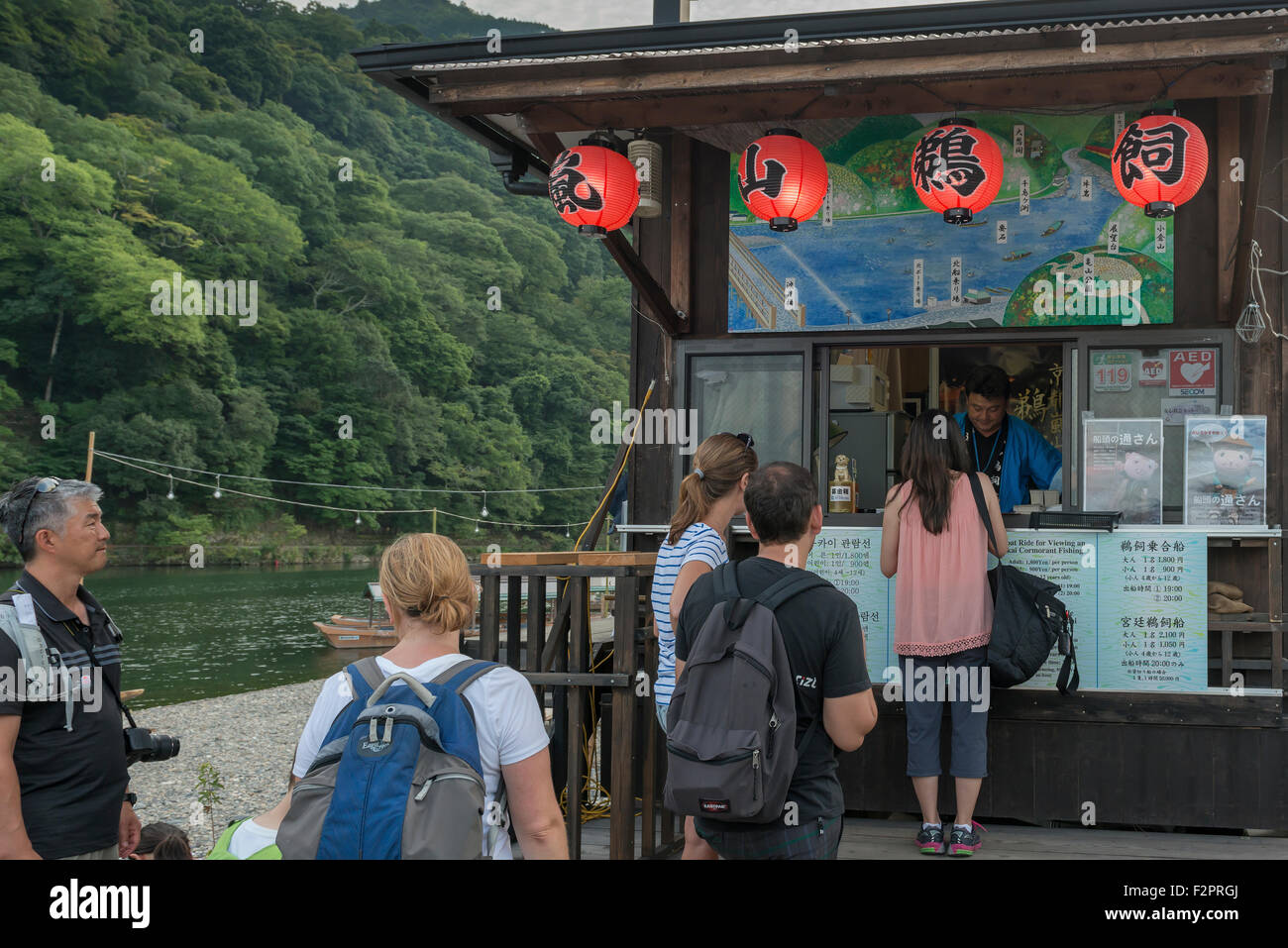 Touristen-Warteschlange zum Ticketkauf Kormoranfischen am Fluss Katsura in Arashiyama, Japan ansehen Stockfoto