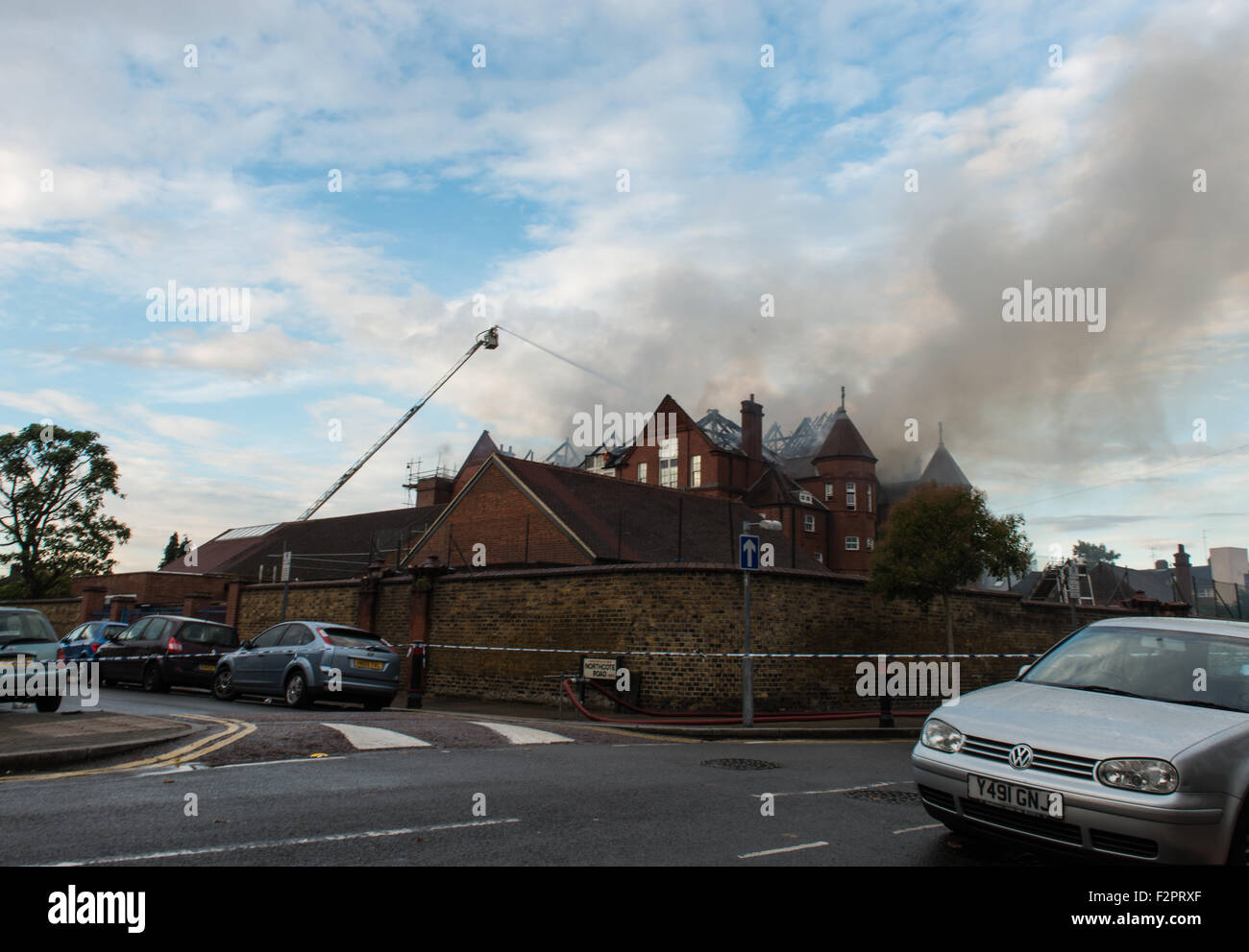 Harlesden, London, UK. 22. Sep, 2015. Londoner Feuerwehr Bekämpfung von Feuer in den St.-Josephs Grundschule. Es gibt erhebliche Brandschäden bis zum Dach und Rauch aus dem Gebäude kommen noch sehen. Bildnachweis: Todor Ostojic/Alamy Live-Nachrichten Stockfoto