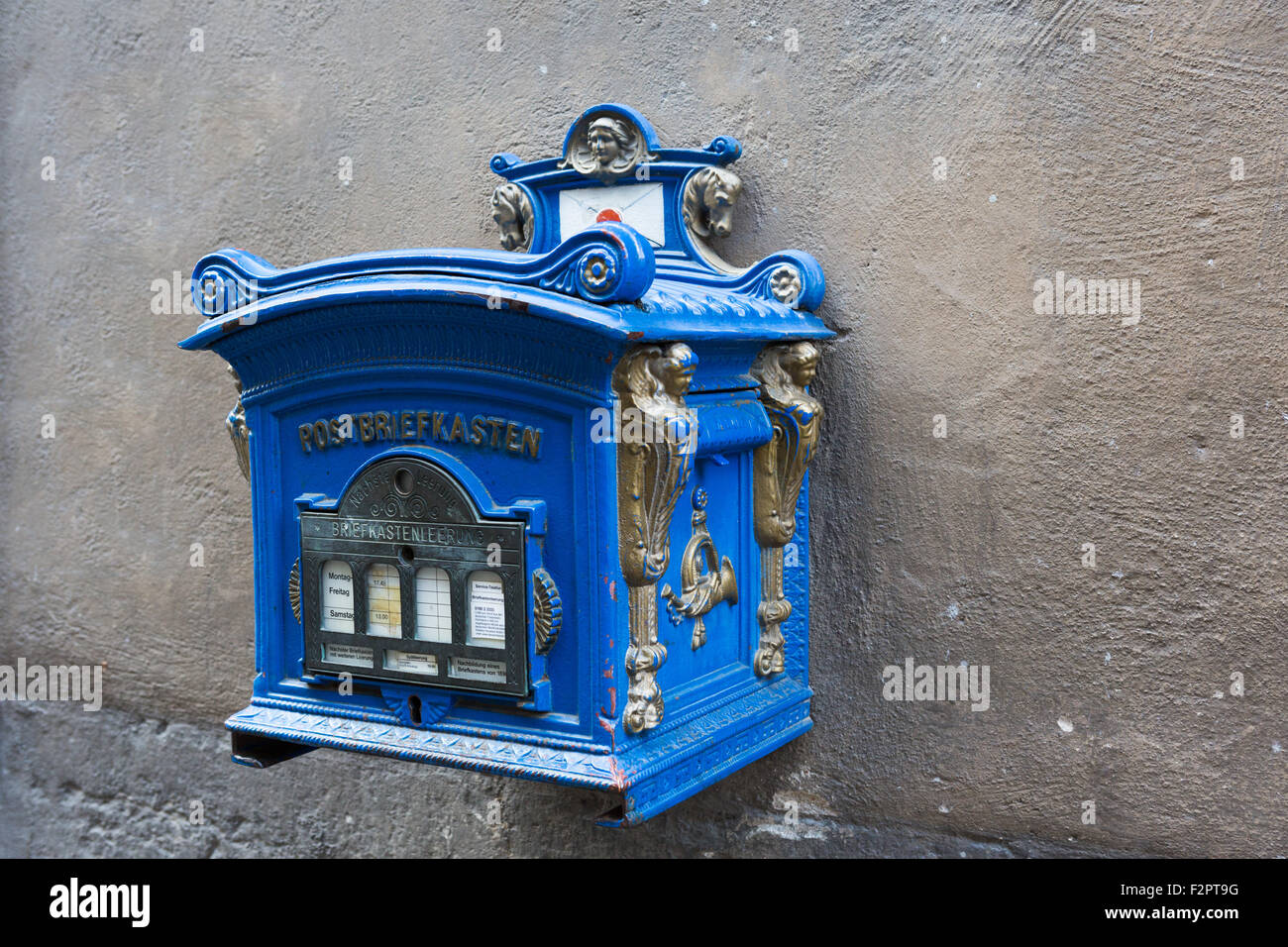 Eine alte, blau, deutsche Briefkasten an der Wand Stockfoto