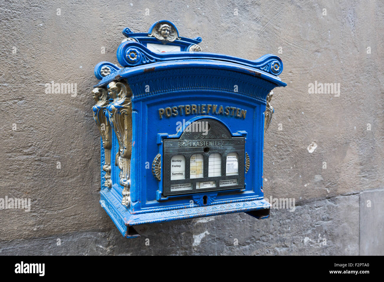 Eine alte, blau, deutsche Briefkasten an der Wand Stockfoto