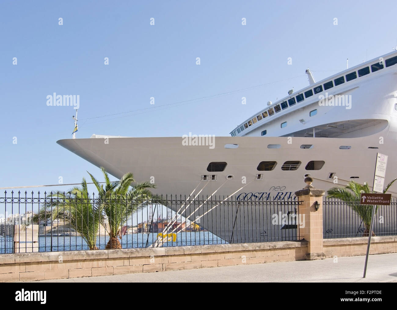 Bug des Kreuzfahrtschiffes Neo Costa Riviera festgemacht im Grand Harbour an einem sonnigen Tag im September Stockfoto