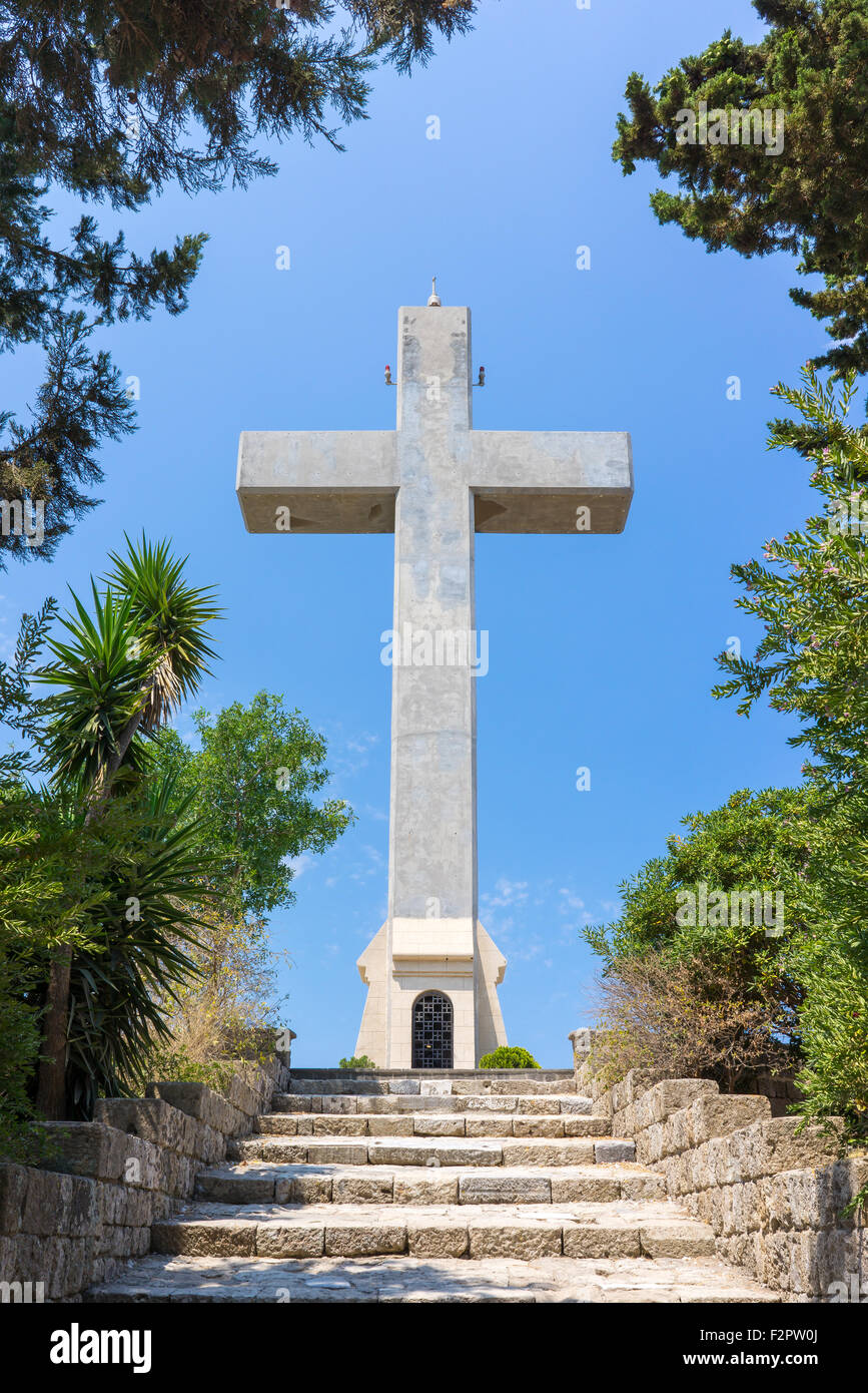 Schritte, um das riesige Kreuz auf der Aussichtsplattform am Berg Filérimos Rhodos Dodekanes Griechenland Europa Stockfoto