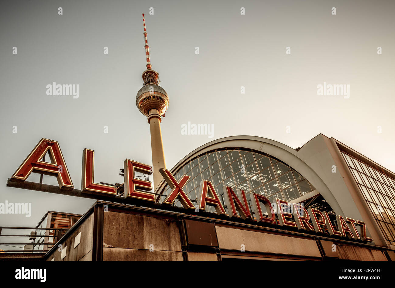 Alexanderplatz Station mit TV-Tower Berlin Deutschland Stockfoto