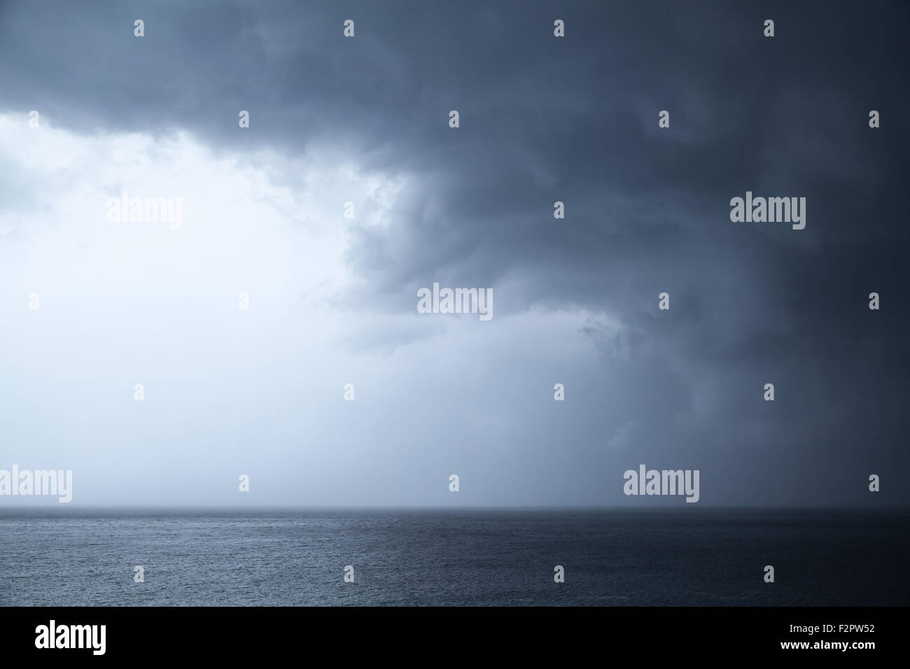 Dunkle dramatische Gewitterhimmel über Meerwasser Stockfoto