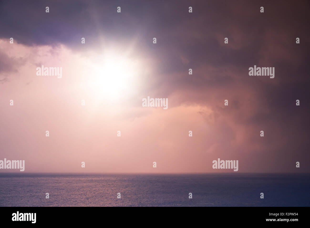 Leuchtend bunte Sonnenaufgang Himmel mit Sonne durch Wolken Stockfoto