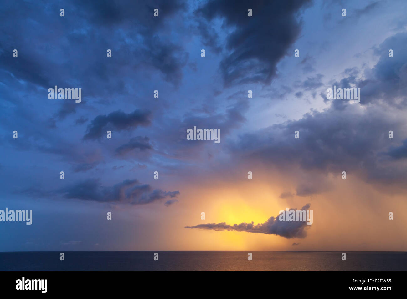 Dramatische bunte Wolkengebilde, Morgen Himmel Hintergrundfoto Stockfoto