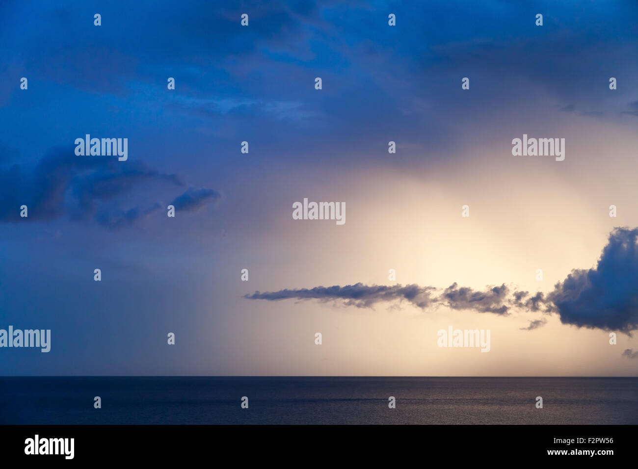 Dramatische Wolkengebilde Meer, Sommer morgen Himmelshintergrund Stockfoto