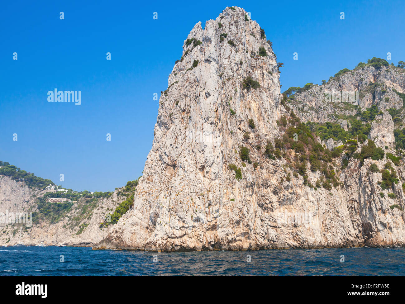 Küstenlandschaft mit Felsen der Insel Capri, Mittelmeer, Italien Stockfoto