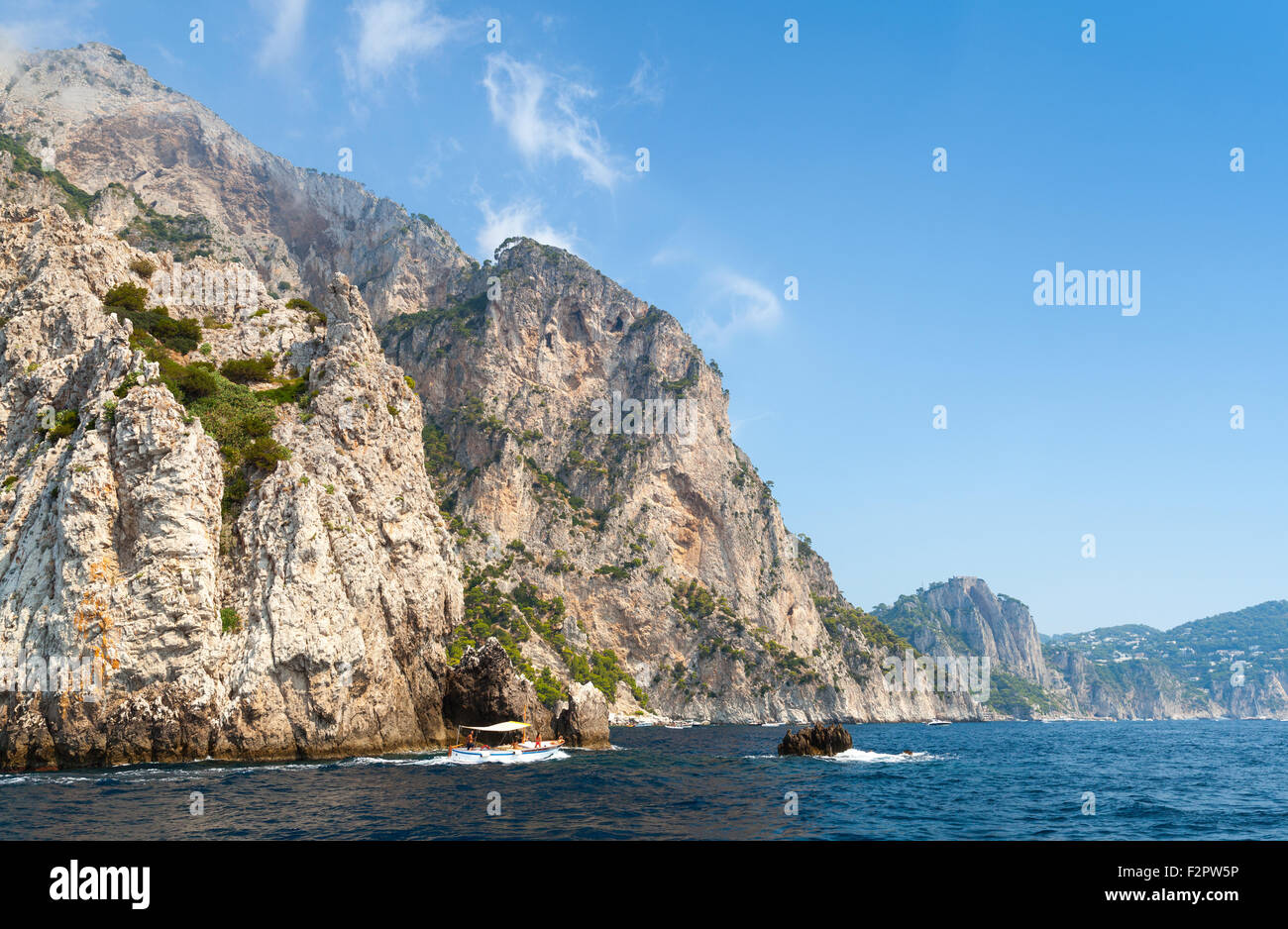 Küstenlandschaft mit Felsen der Insel Capri, Mittelmeer, Italien Stockfoto