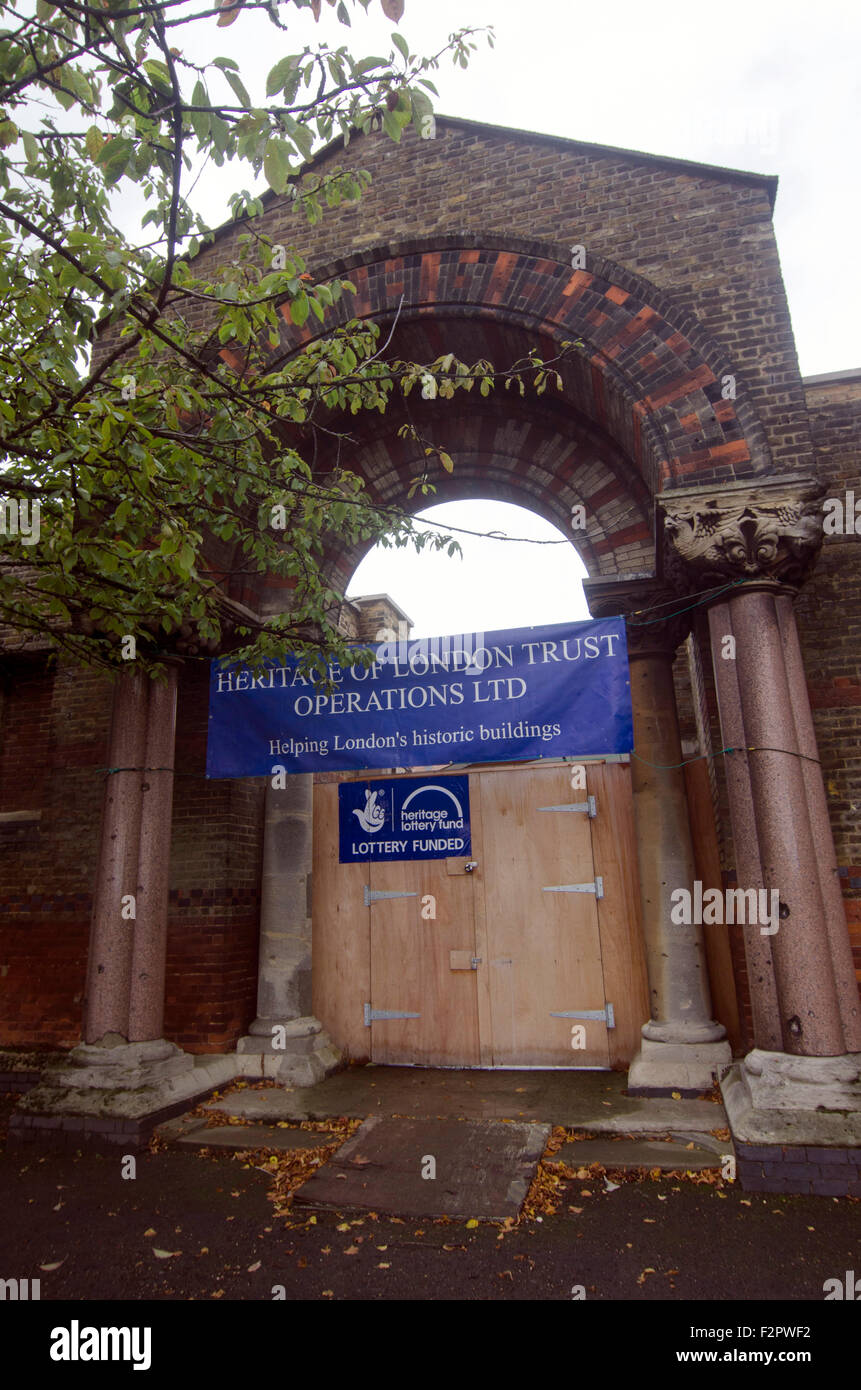 London, UK, 22. September 2015, St.-Georgs-Kapelle, auch bekannt als The Woolwich Garnisonkirche auf Grand Depot Road, gegenüber der Royal Artillery Barracks, Woolwich. Es enthält Gedenktafeln für die gefallenen Soldaten im Kampf. Es war im Jahre 1863 geweiht und von einer fliegenden Bombe V1 am 13. Juli 1944 zerstört.  Es ist Grade II von English Heritage aufgeführt und wird derzeit restauriert. Stockfoto