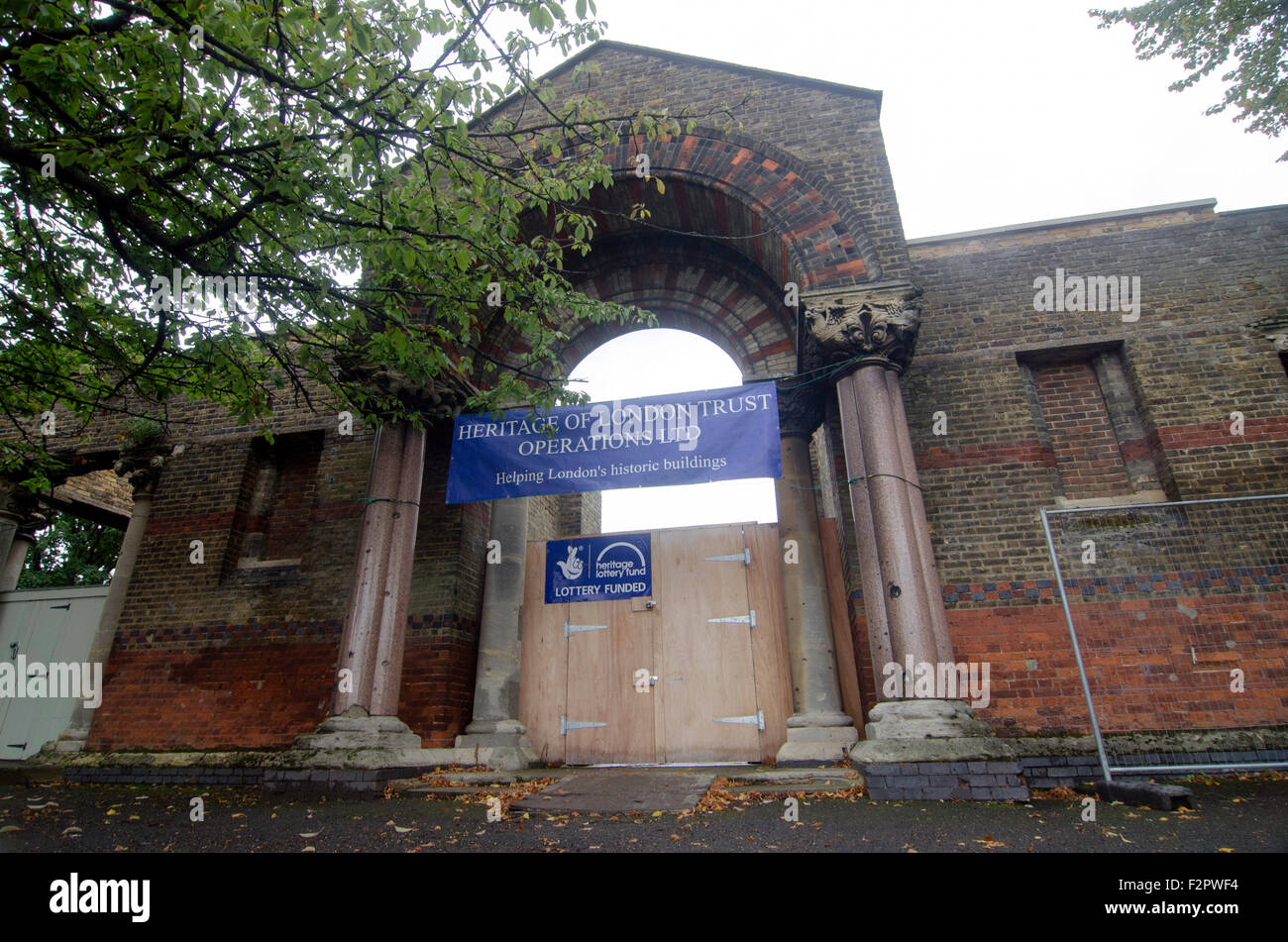 London, UK, 22. September 2015, St.-Georgs-Kapelle, auch bekannt als The Woolwich Garnisonkirche auf Grand Depot Road, gegenüber der Royal Artillery Barracks, Woolwich. Es enthält Gedenktafeln für die gefallenen Soldaten im Kampf. Es war im Jahre 1863 geweiht und von einer fliegenden Bombe V1 am 13. Juli 1944 zerstört.  Es ist Grade II von English Heritage aufgeführt und wird derzeit restauriert. Stockfoto