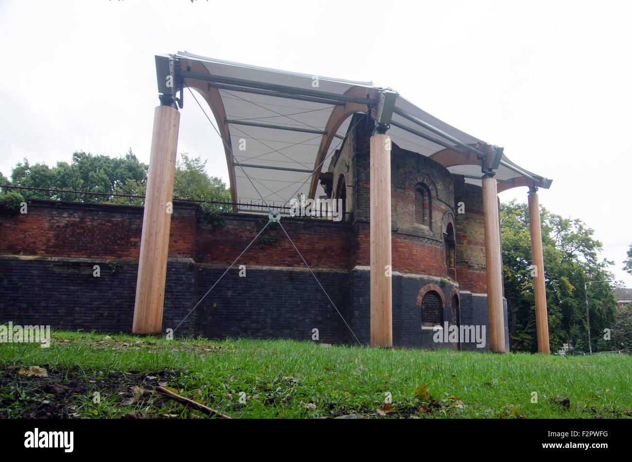 London, UK, 22. September 2015, St.-Georgs-Kapelle, auch bekannt als The Woolwich Garnisonkirche auf Grand Depot Road, gegenüber der Royal Artillery Barracks, Woolwich. Es enthält Gedenktafeln für die gefallenen Soldaten im Kampf. Es war im Jahre 1863 geweiht und von einer fliegenden Bombe V1 am 13. Juli 1944 zerstört.  Es ist Grade II von English Heritage aufgeführt und wird derzeit restauriert. Stockfoto