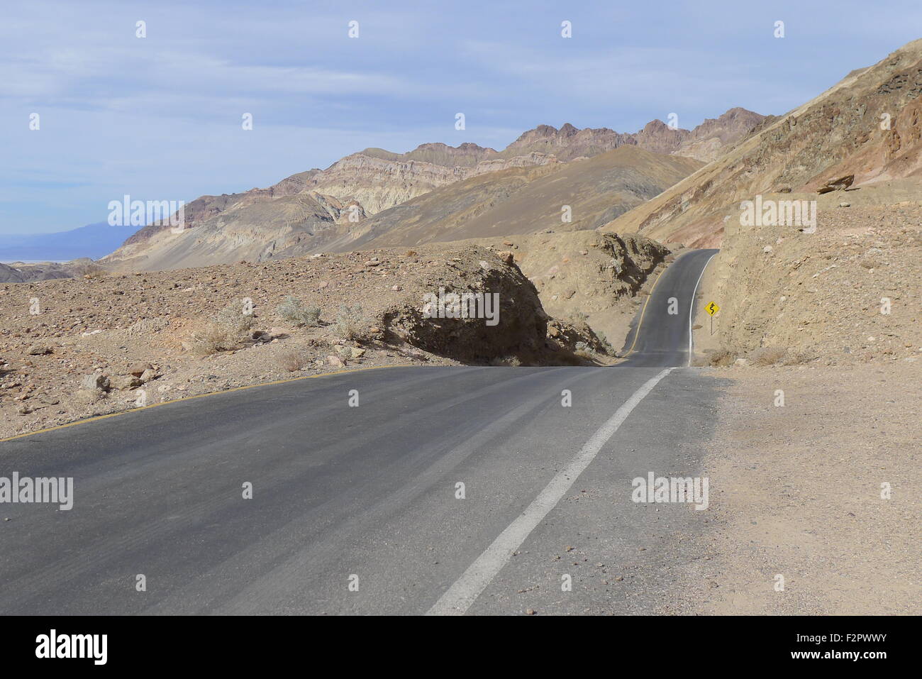 Wellige Straße rauf und runter - Death Valley Nationalpark Stockfoto