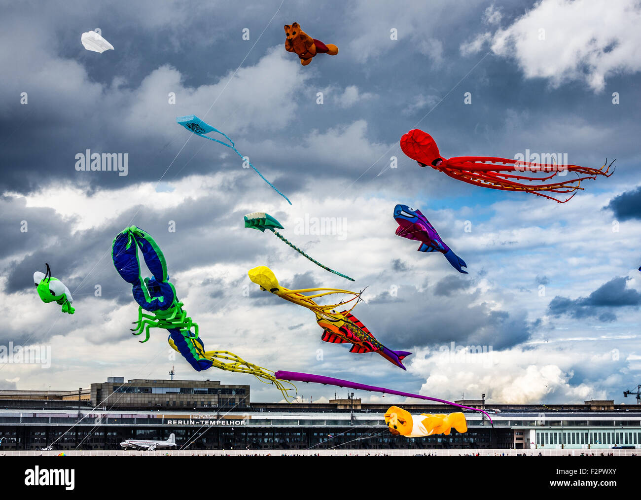 Drachen fliegen über den alten Flughafen Berlin Tempelhof Stockfoto