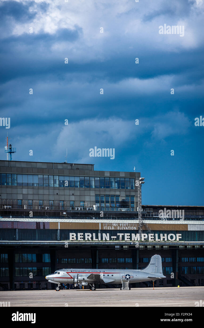Flughafen Berlin Tempelhof mit altes Flugzeug Stockfoto
