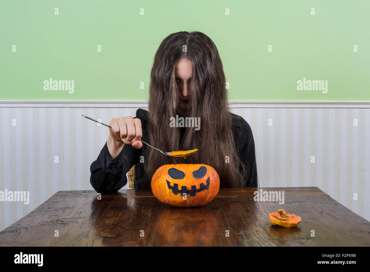 Beängstigend Dame mit einem Halloween-Abendessen Stockfoto