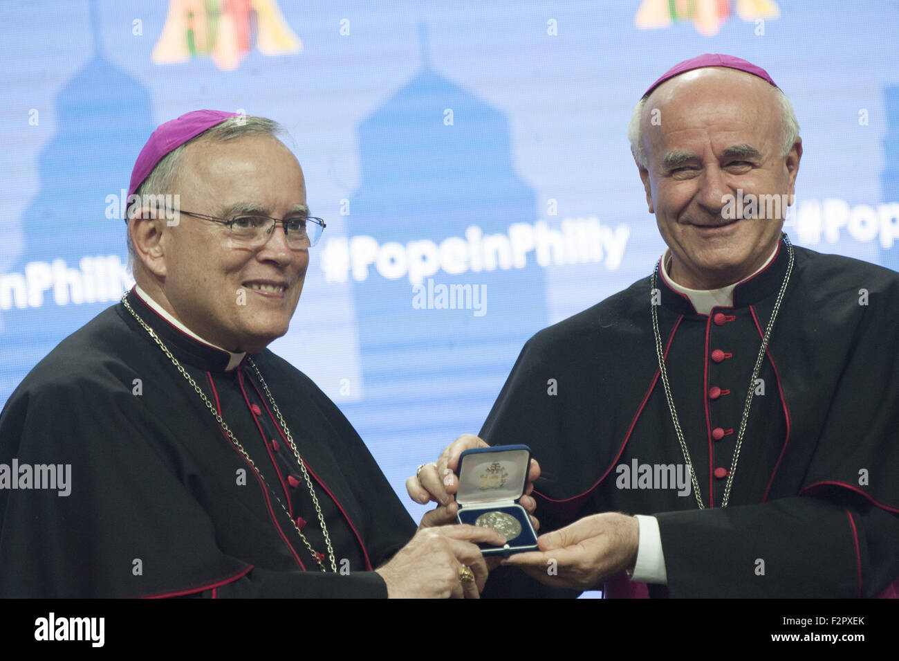 Philadelphia, Pennsylvania, USA. 22. Sep, 2015. Erzbischof CHARLES J CHAPUT, zweijähriger CAP Erzdiözese Philadelphia präsentiert eine Silbermedaille von Erzbischof VINCENZO PAGILA bei der Eröffnungsfeier das Welttreffen der Familien in an der Philadelphia Convention Center Kredit: Ricky Fitchett/ZUMA Draht/Alamy Live News Stockfoto