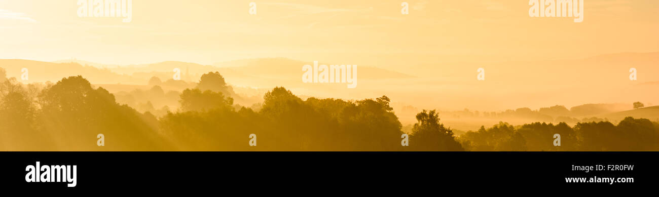 Sumava abstrakte Nebel Sonnenaufgang - Nationalpark Sumava ist beliebteste Reiseziel Stockfoto