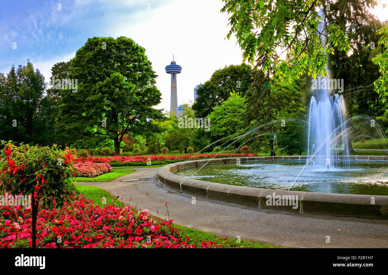 Skylon Tower und Landschaftsgärten in Niagara Falls City, Kanada Stockfoto