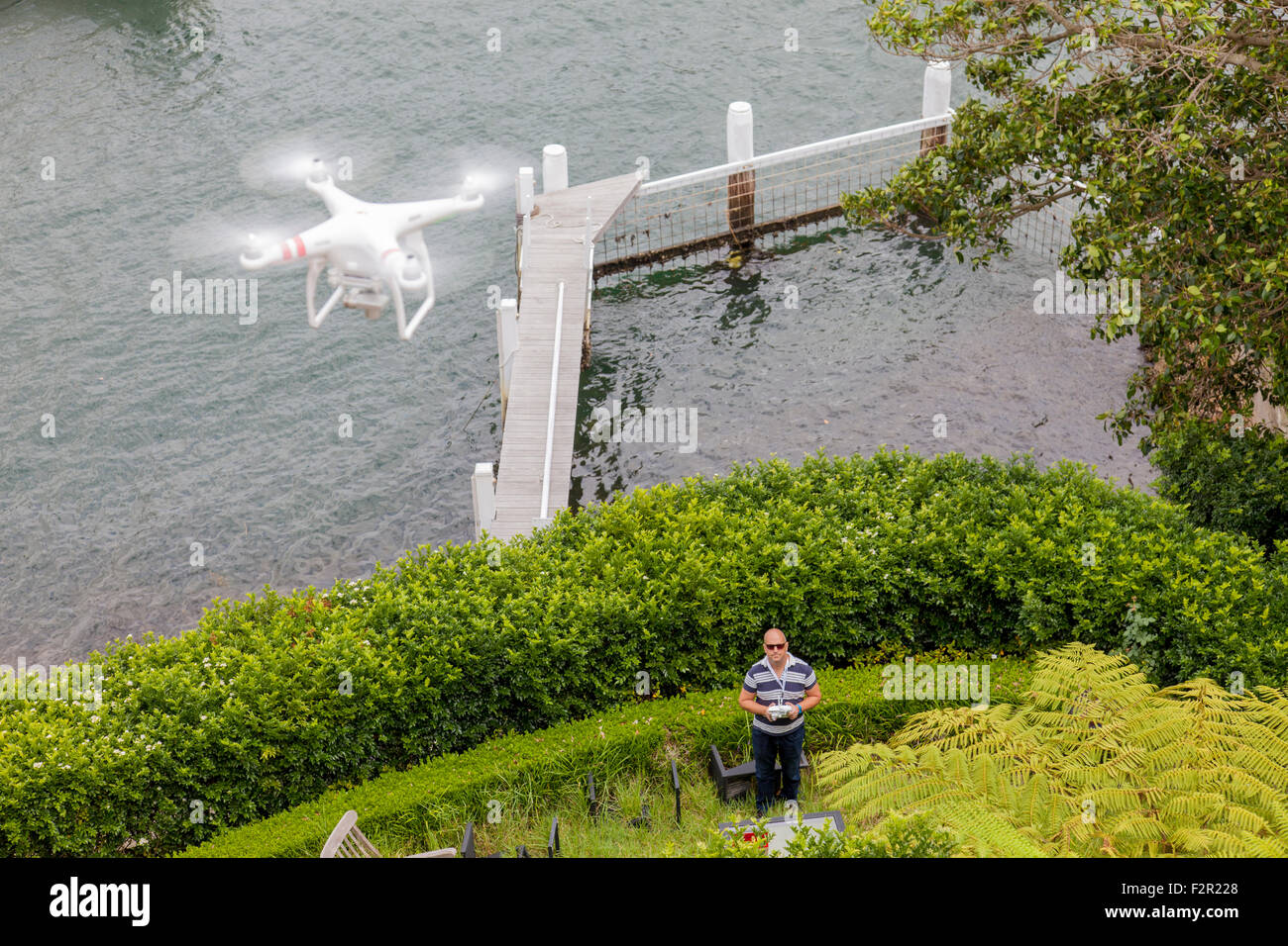 Ein Blick von oben auf eine Drohne mit einem Gimbal und Kamera angebracht. Stockfoto