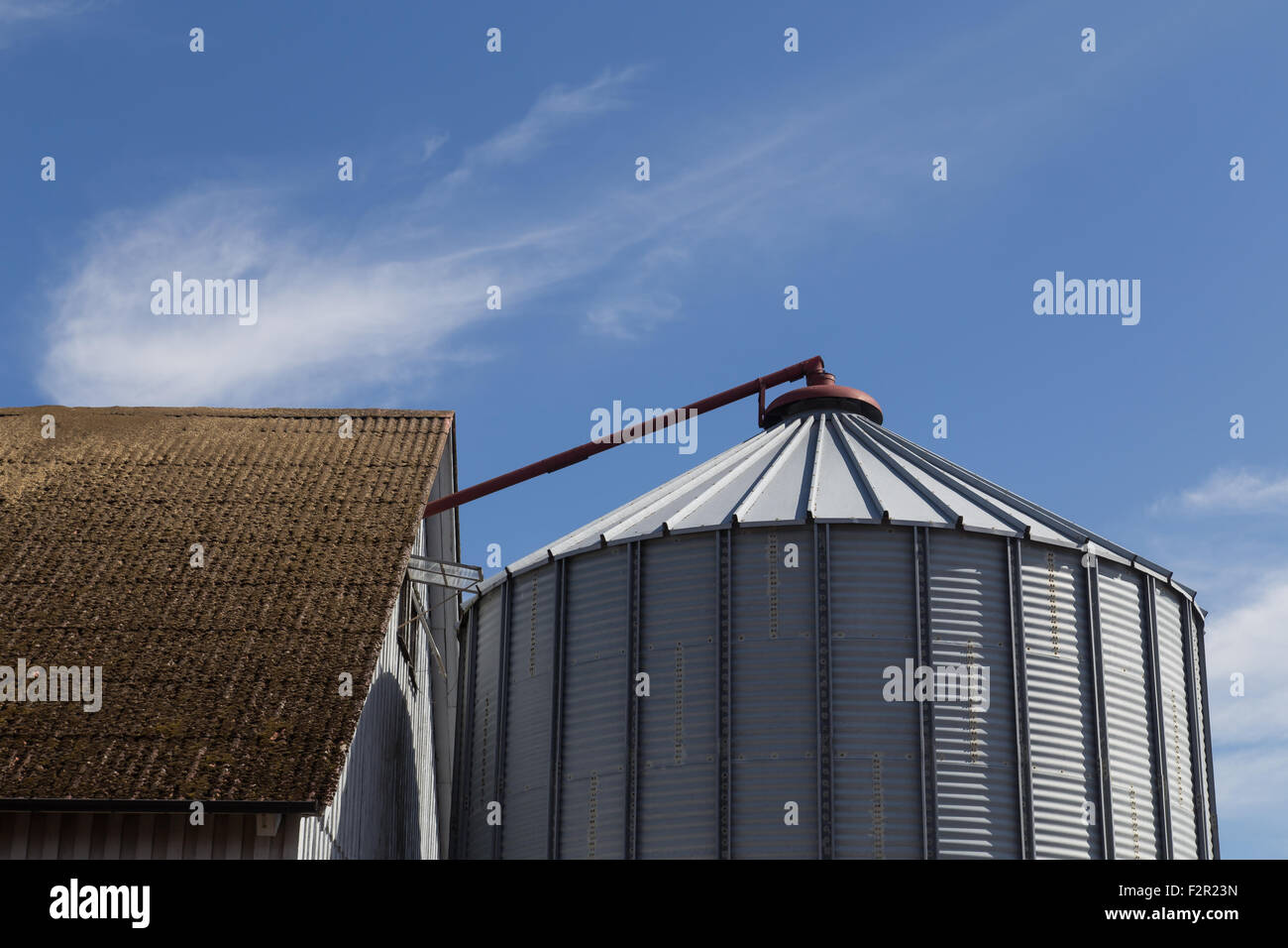 Nahaufnahme Foto der oberen Teile des einen Silo- und ein Bauernhof auf der schwedischen Insel Ven. Stockfoto