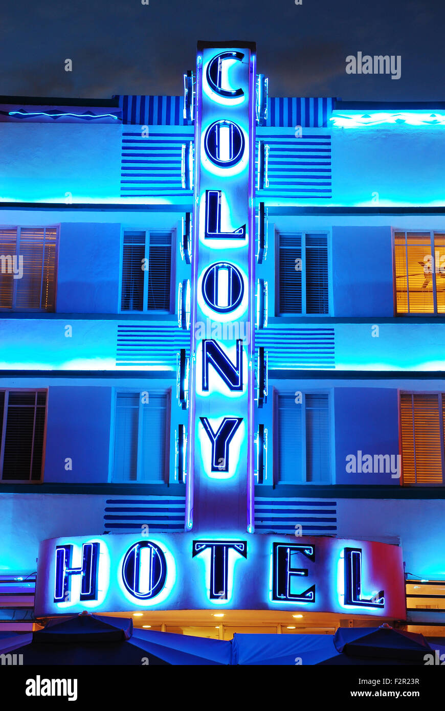 Das Colony Hotel erhellt die Nacht in Miami Beach Stockfoto