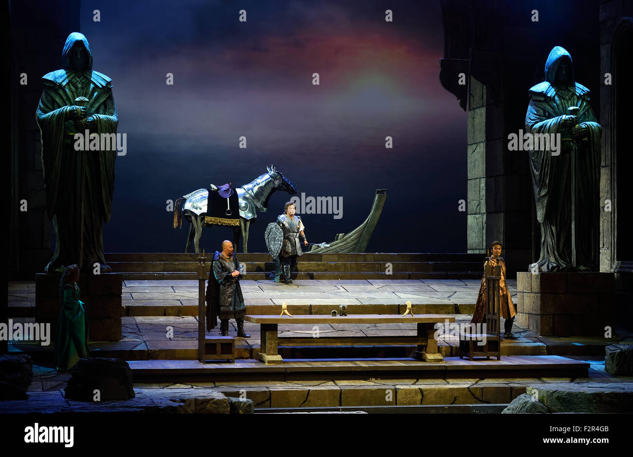 Peking, China. 22. Sep, 2015. Akteure aus China National Opera House führen in der Oper "Götterdämmerung", das letzte in Wagners Zyklus von vier Opern mit dem Titel "der Ring des Nibelungen", am National Center für darstellende Kunst in Peking, Hauptstadt von China, 22. September 2015. © Jin Liangkuai/Xinhua/Alamy Live-Nachrichten Stockfoto