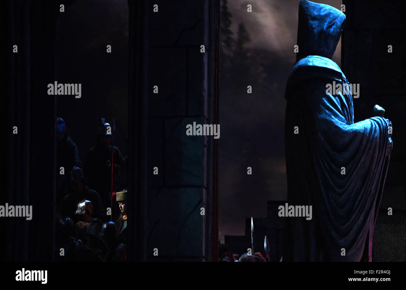 Peking, China. 22. Sep, 2015. Akteure aus China National Opera House führen in der Oper "Götterdämmerung", das letzte in Wagners Zyklus von vier Opern mit dem Titel "der Ring des Nibelungen", am National Center für darstellende Kunst in Peking, Hauptstadt von China, 22. September 2015. © Jin Liangkuai/Xinhua/Alamy Live-Nachrichten Stockfoto