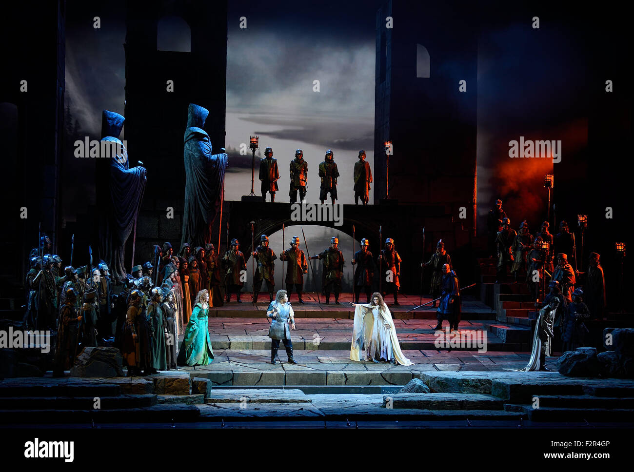 Peking, China. 22. Sep, 2015. Akteure aus China National Opera House führen in der Oper "Götterdämmerung", das letzte in Wagners Zyklus von vier Opern mit dem Titel "der Ring des Nibelungen", am National Center für darstellende Kunst in Peking, Hauptstadt von China, 22. September 2015. © Jin Liangkuai/Xinhua/Alamy Live-Nachrichten Stockfoto