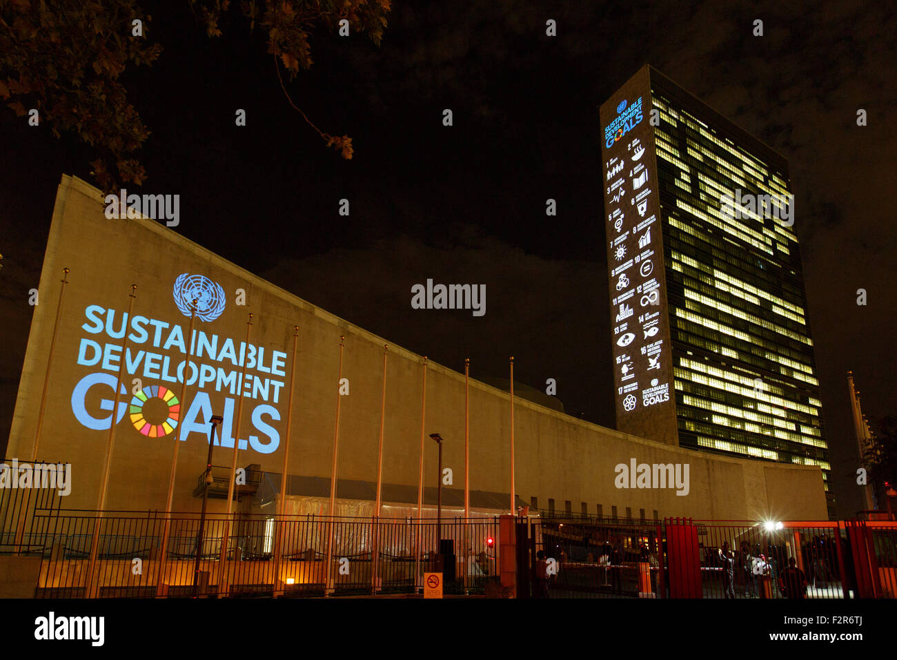 New York, USA. 22. September 2015. Massive Projektionen für nachhaltige Entwicklungsziele sind auf die Nordfassade des Sekretariat Bau und Westfassade des Gebäudes Generalversammlung am Sitz Vereinten Nationen in New York, USA, 22. September 2015 gesehen. Bildnachweis: Xinhua/Alamy Live-Nachrichten Stockfoto