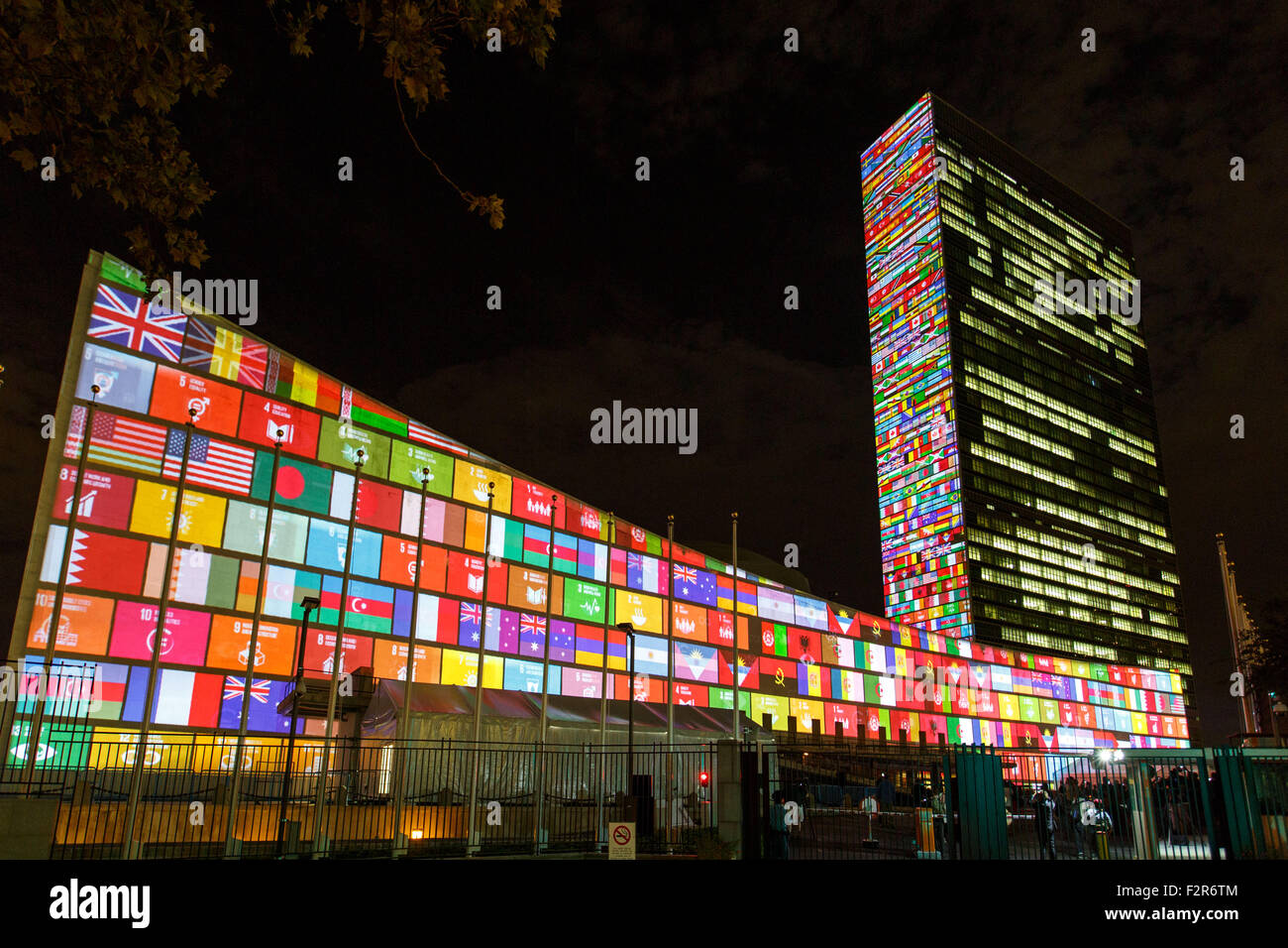 New York, USA. 22. September 2015. Massive Projektionen für nachhaltige Entwicklungsziele sind auf die Nordfassade des Sekretariat Bau und Westfassade des Gebäudes Generalversammlung am Sitz Vereinten Nationen in New York, USA, 22. September 2015 gesehen. Bildnachweis: Xinhua/Alamy Live-Nachrichten Stockfoto