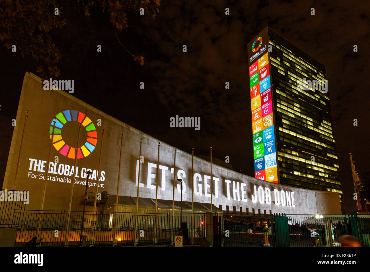 New York, USA. 22. September 2015. Massive Projektionen für nachhaltige Entwicklungsziele sind auf die Nordfassade des Sekretariat Bau und Westfassade des Gebäudes Generalversammlung am Sitz Vereinten Nationen in New York, USA, 22. September 2015 gesehen. Bildnachweis: Xinhua/Alamy Live-Nachrichten Stockfoto