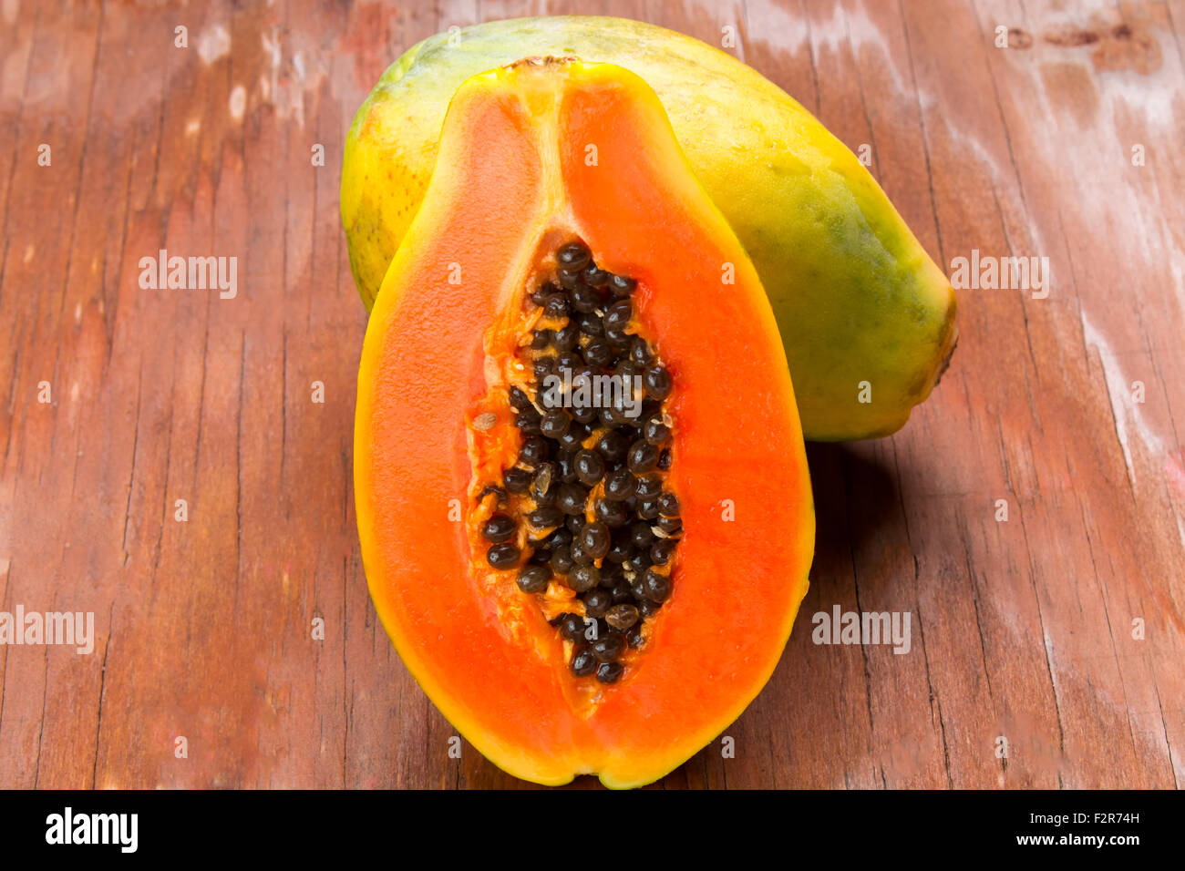 Ansicht von oben geschnitten frischen Papaya auf alten Holztisch Stockfoto