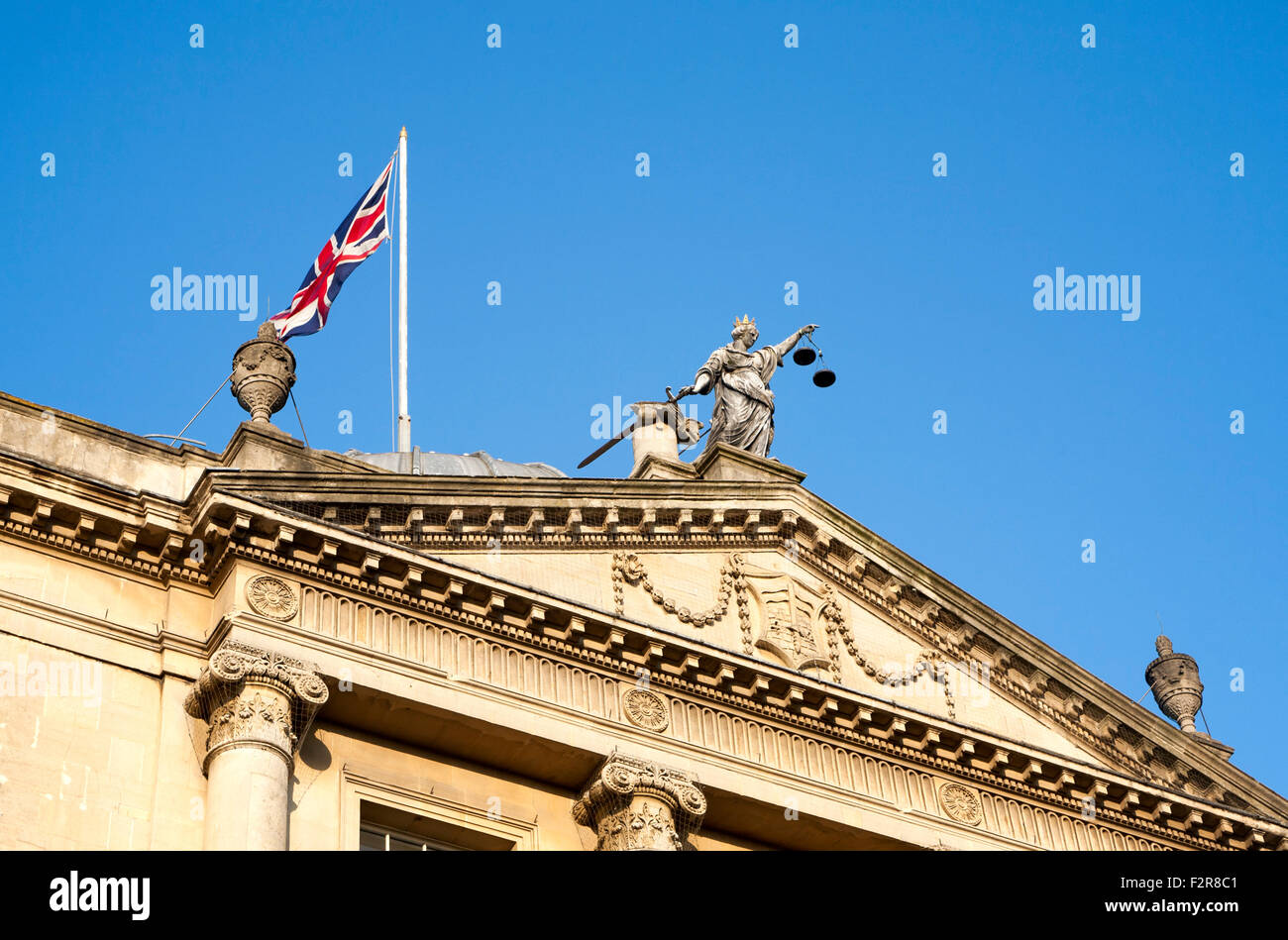 Britannia hält Waage der Gerechtigkeit, oben Guildhall bauen, Bath, Somerset, England, UK Stockfoto