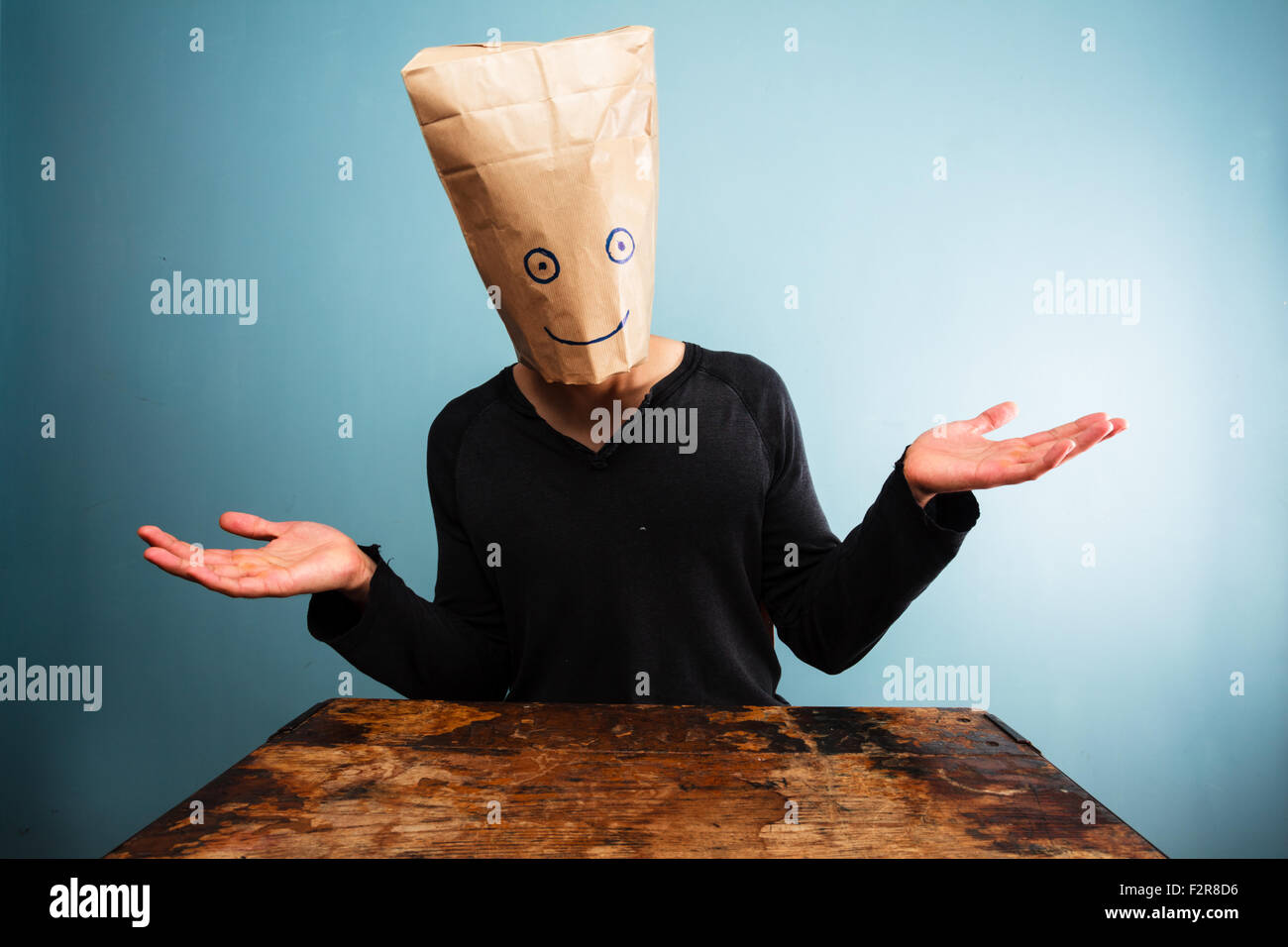 Verwirrten Mann mit Papiertüte über dem Kopf Stockfoto