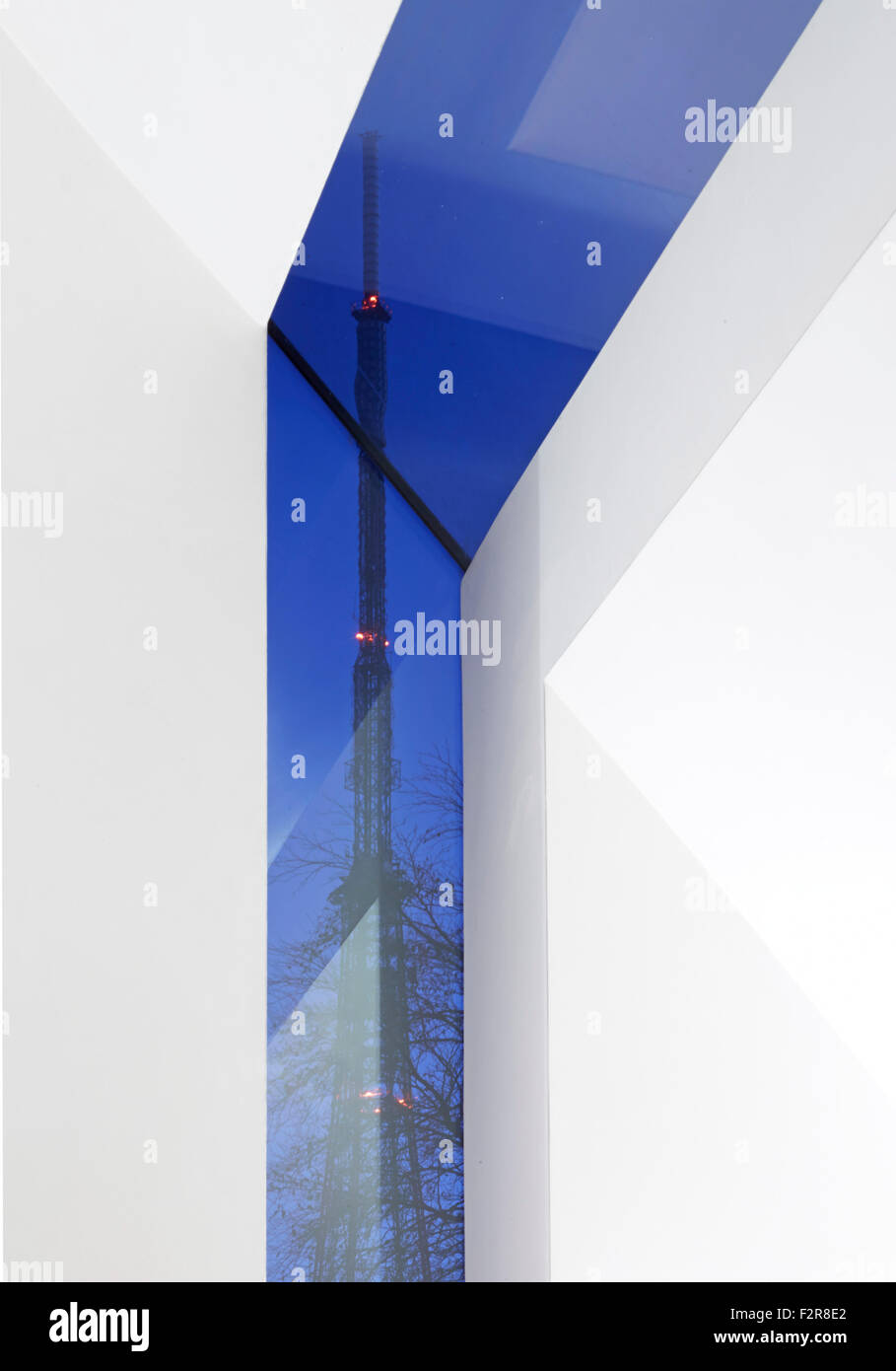 Crystal Palace Tower durch Fenster umrahmt. Das Coach House, London, Vereinigtes Königreich. Architekt: John Smart Architekten, 2014. Stockfoto