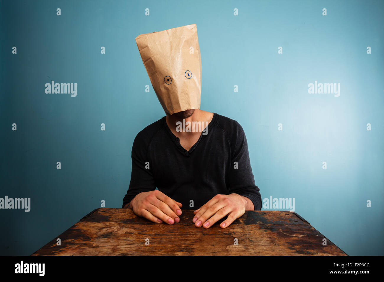 Mann mit Papiertüte über dem Kopf Stockfoto