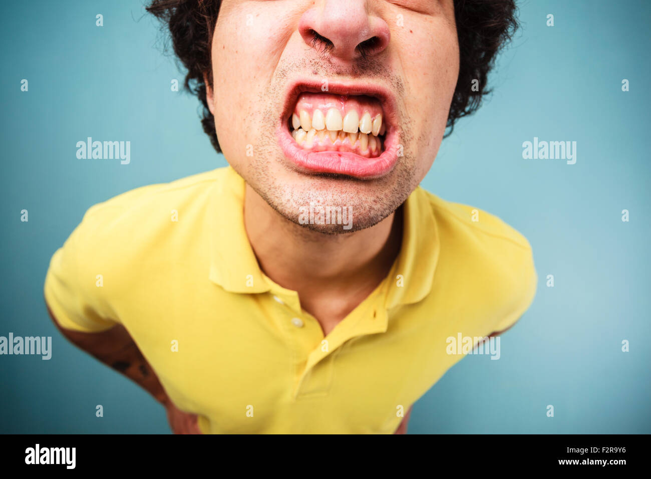 Junger Mann ist seine Zähneknirschen und wütend Stockfoto