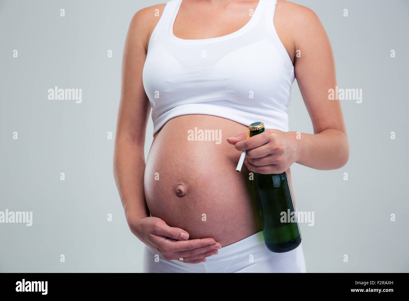 Schwangere Frau mit Bier und Zigarette isoliert auf weißem Hintergrund Stockfoto