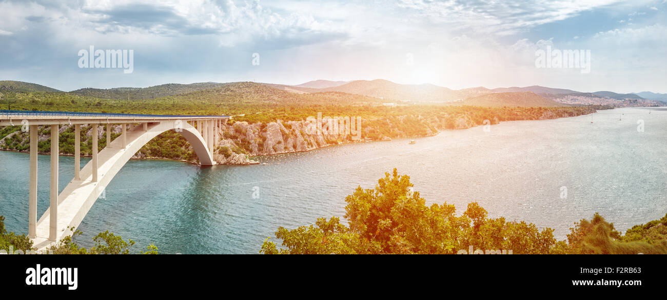 Malerische Aussicht auf eine Brücke in eine alte historische Altstadt von Sibenik in Kroatien Stockfoto
